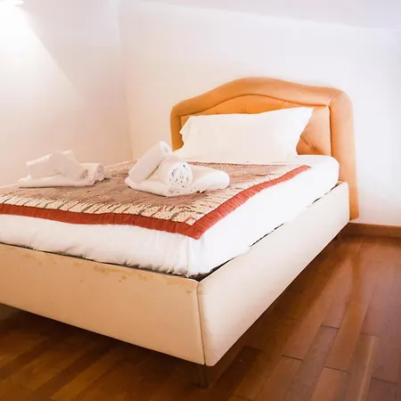 Tina House - Il Cortile Nel Centro Storico Di