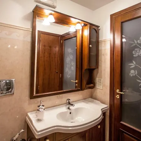 Tina House - Il Cortile Nel Centro Storico Di 아파트 타오르미나